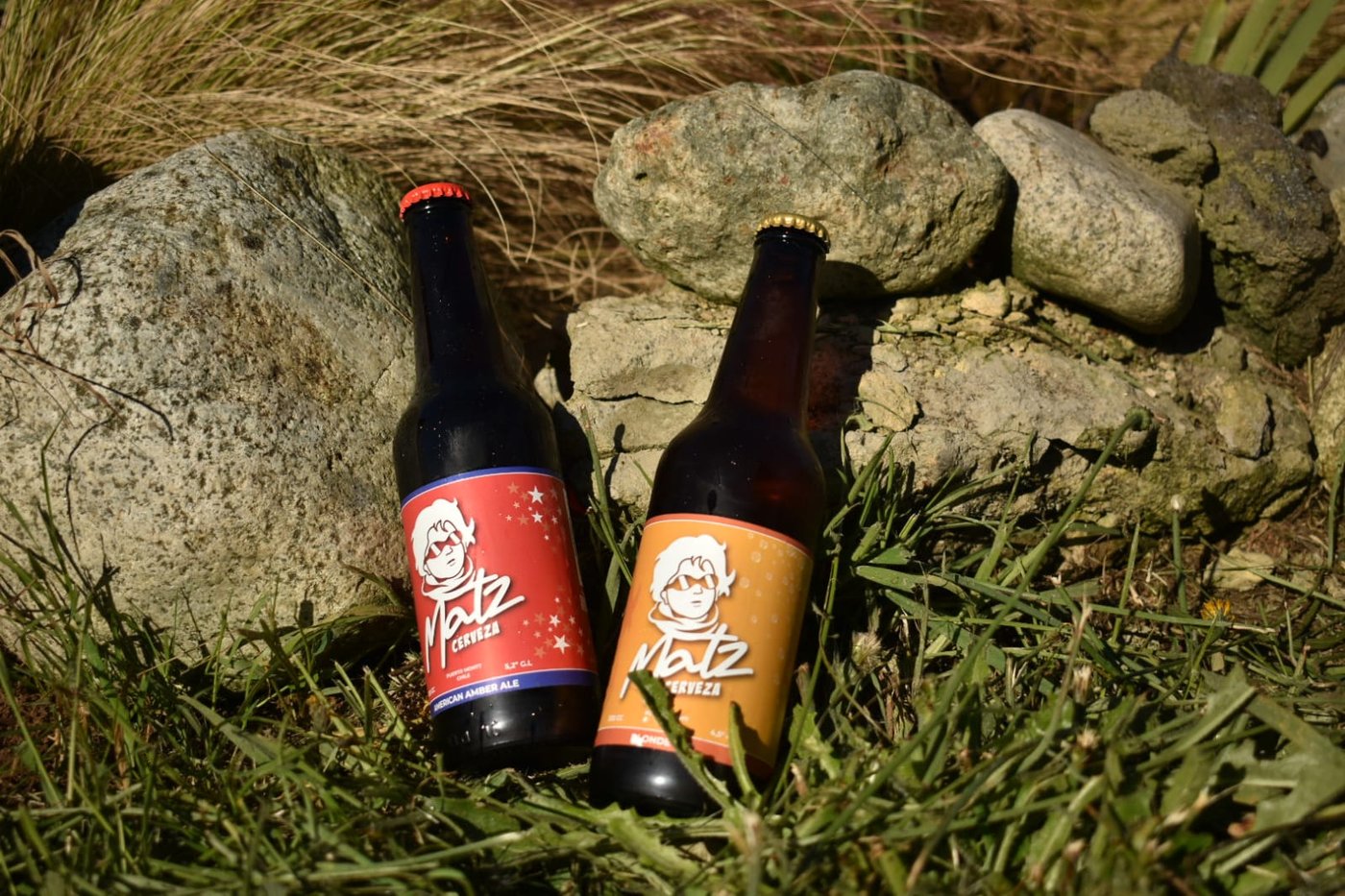 Cervezas Matz Triple AAA y Blondie entre las rocas de la Patagonia chilena